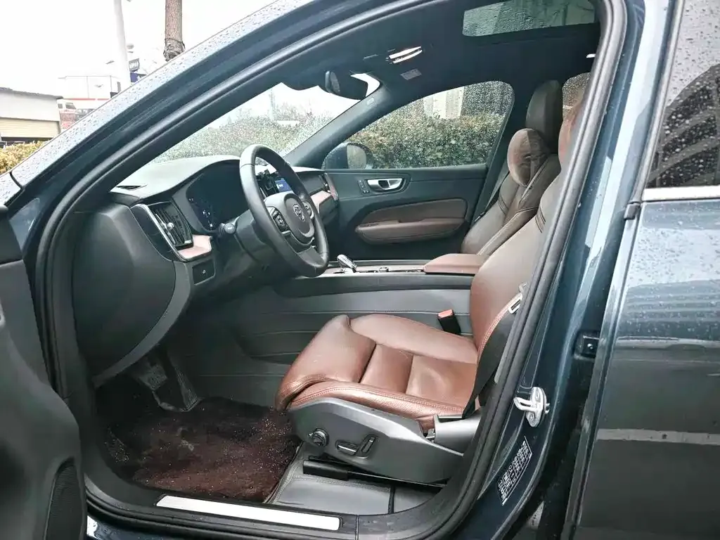 Volvo XC60 — фото 9