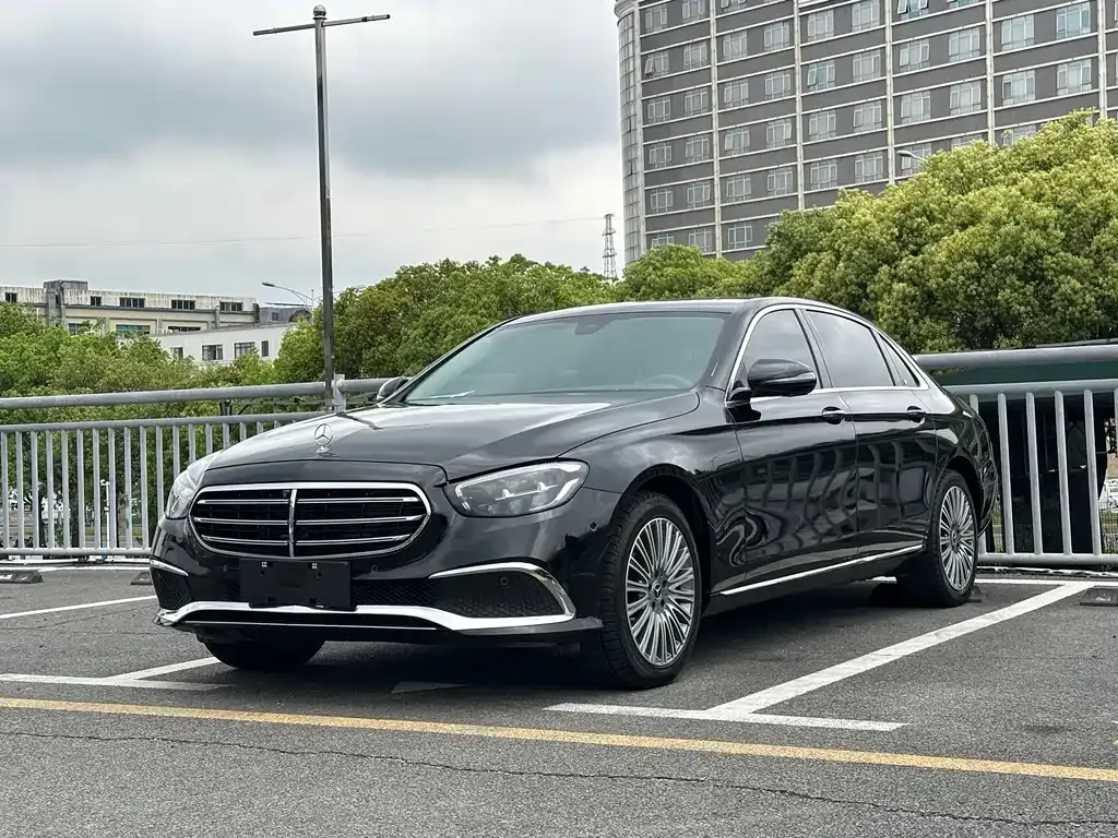 Mercedes-Benz E-Class — фото 1