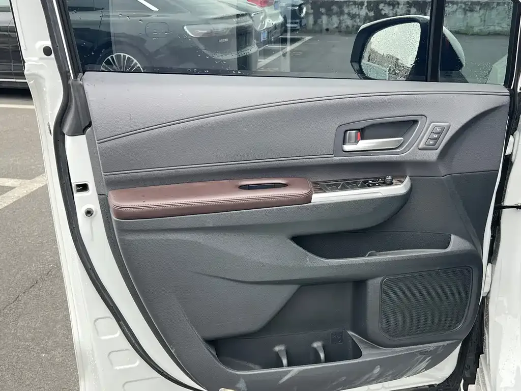 Toyota Granvia — фото 8