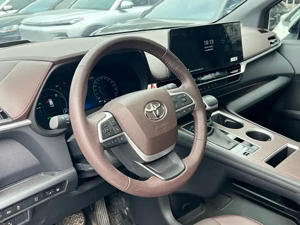 Toyota Granvia — фото 9