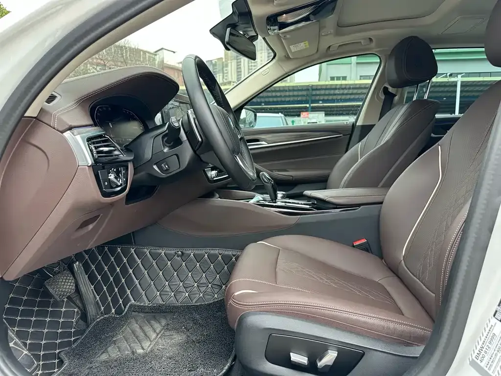 BMW 5 Series 2023 из CN, фото 9