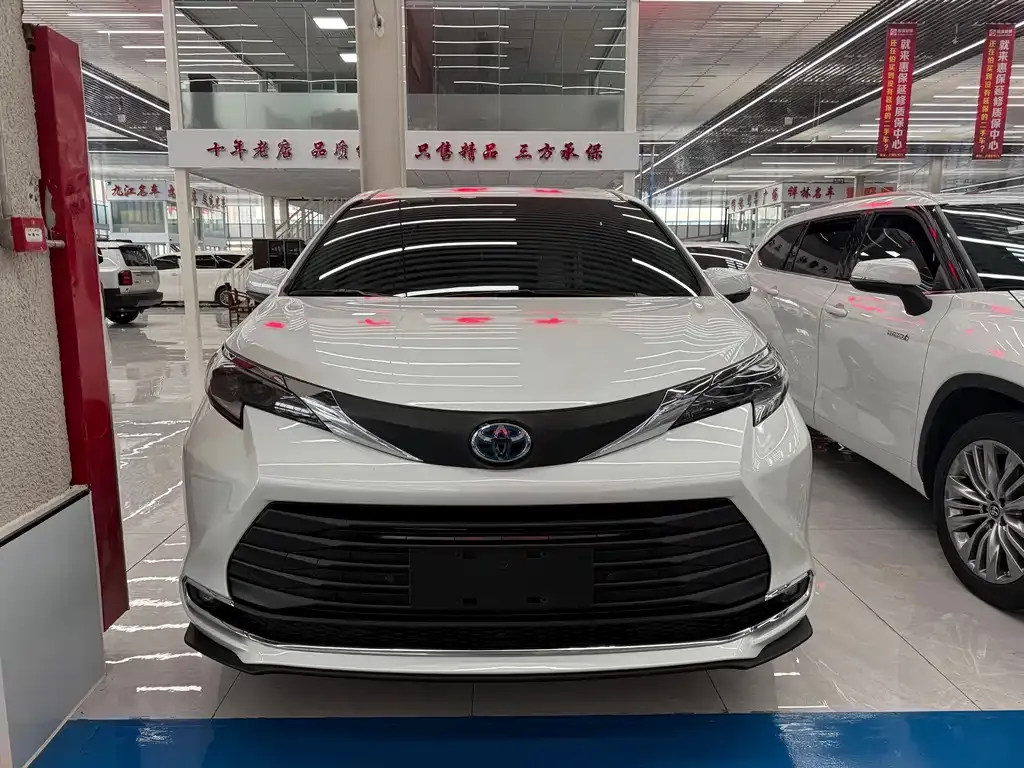 Toyota Sienna 2023 из CN, фото 1