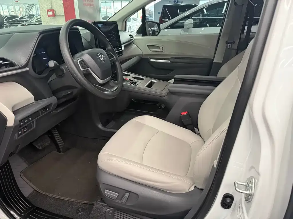 Toyota Sienna 2023 из CN, фото 2