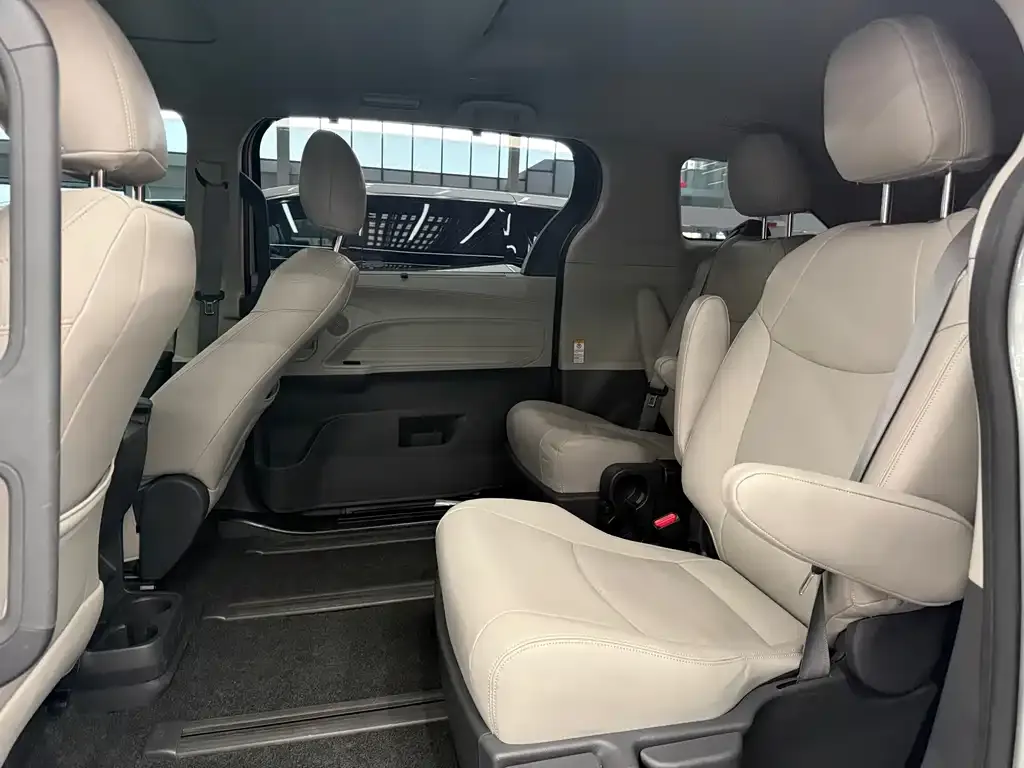 Toyota Sienna 2023 из CN, фото 4
