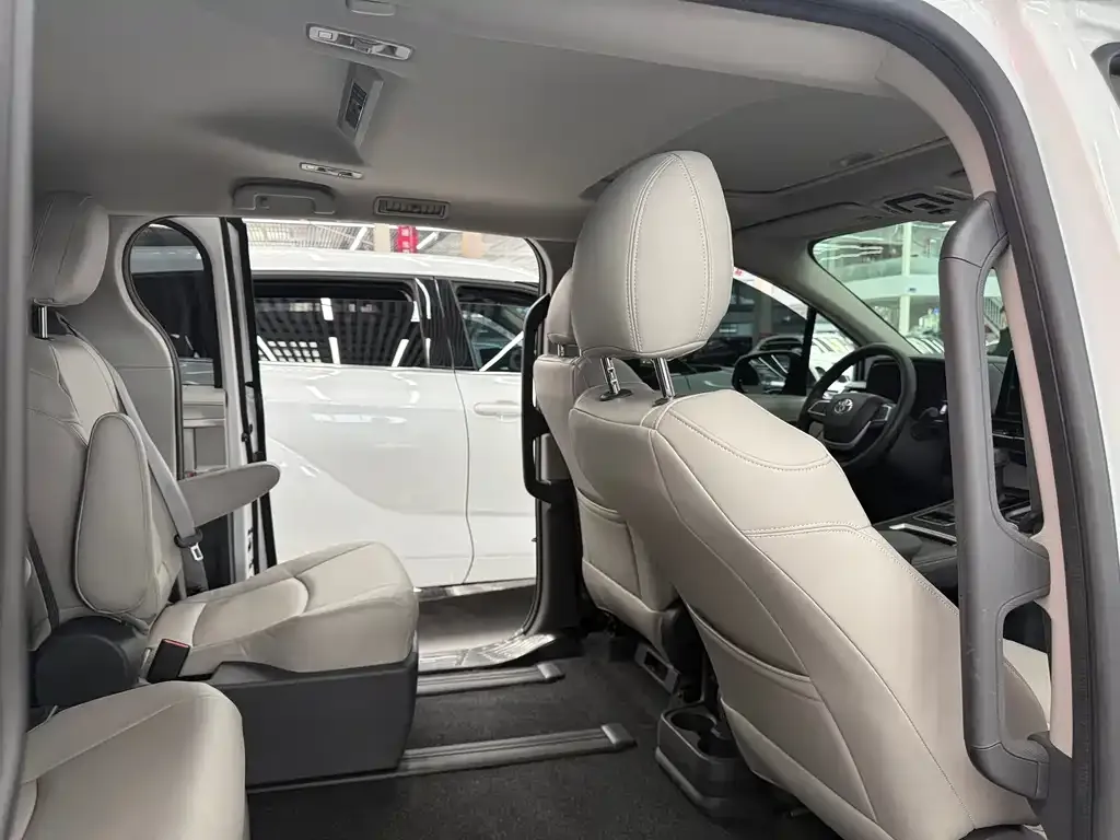 Toyota Sienna 2023 из CN, фото 8