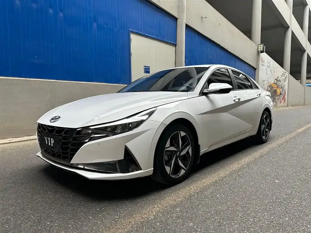 Hyundai Elantra — фото 1