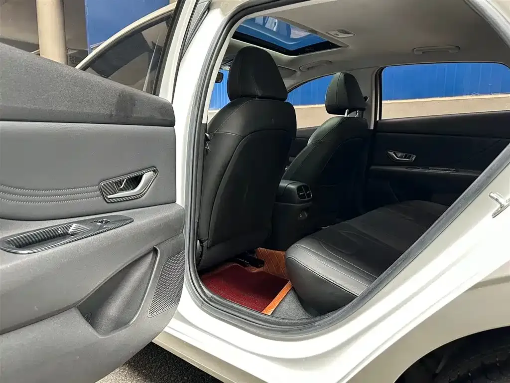 Hyundai Elantra — фото 2