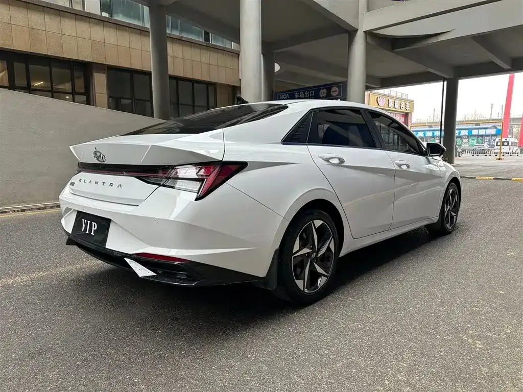 Hyundai Elantra — фото 10