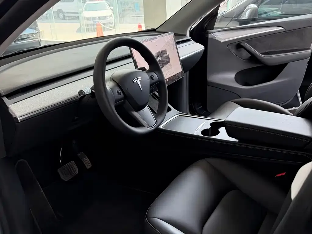 Tesla Model Y — фото 6
