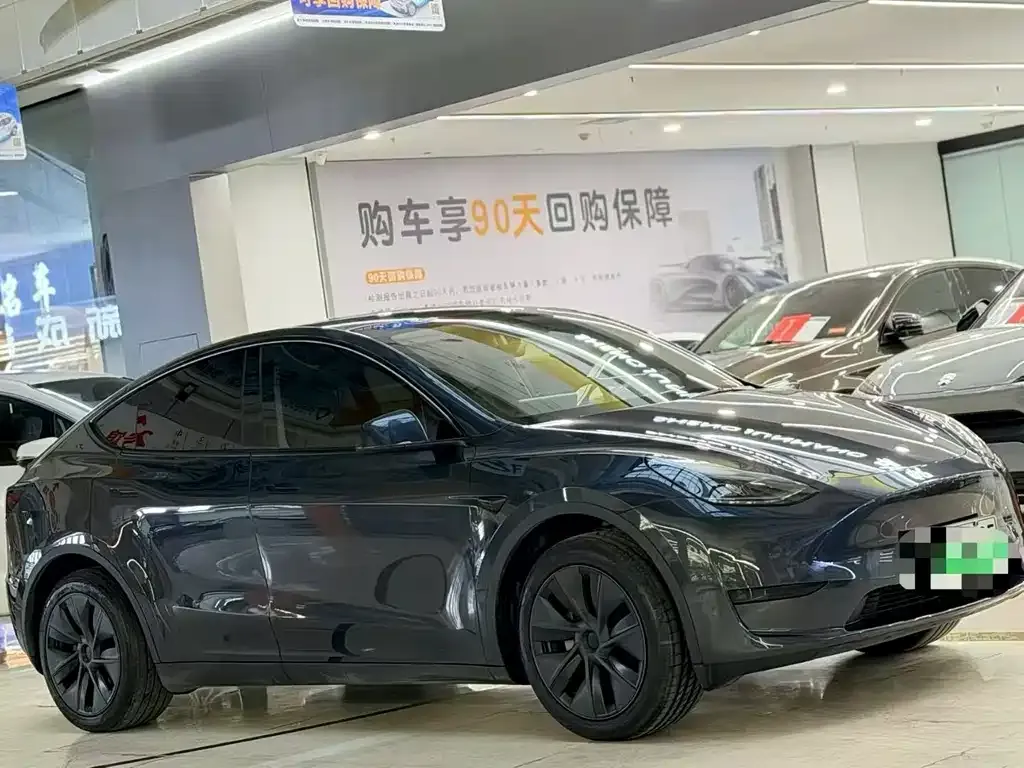 Tesla Model Y — фото 1