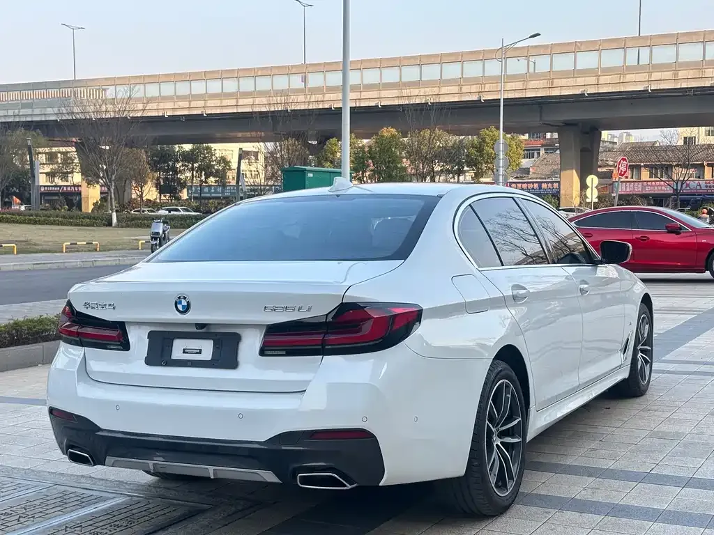 BMW 5 Series — фото 9