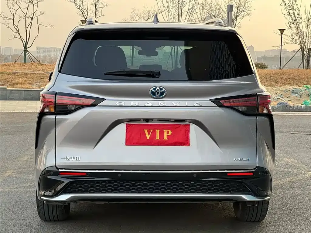 Toyota Granvia — фото 3
