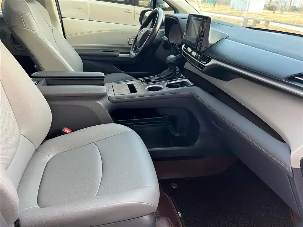 Toyota Granvia — фото 4