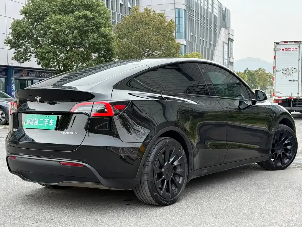 Tesla Model Y — фото 7
