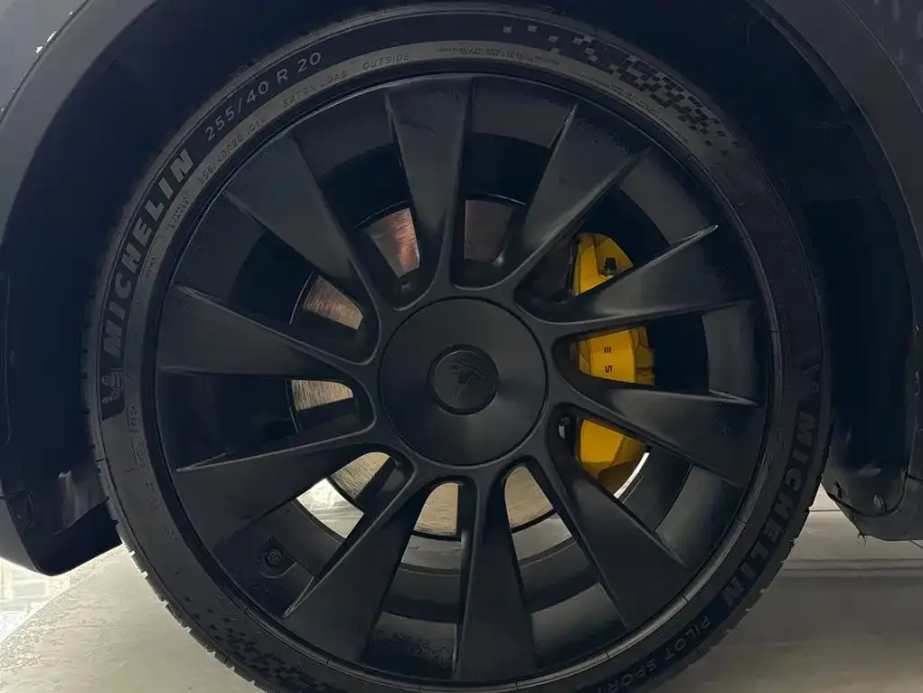 Tesla Model Y — фото 4