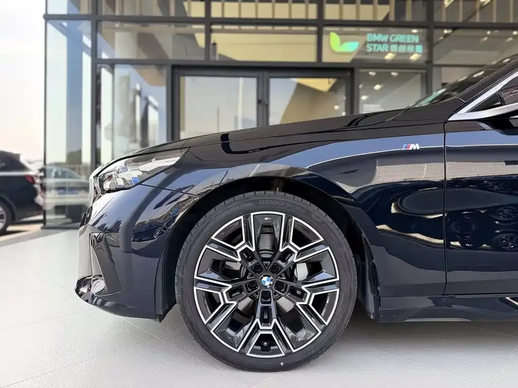 BMW 5 Series 2025 из CN, фото 10