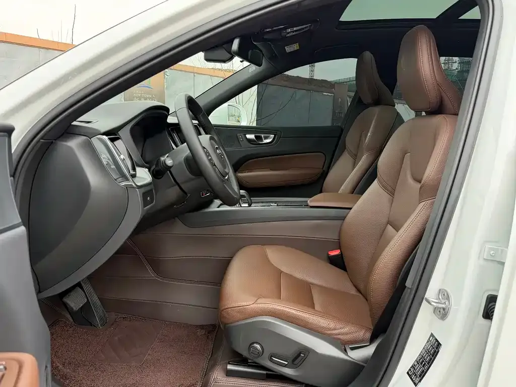 Volvo XC60 — фото 10