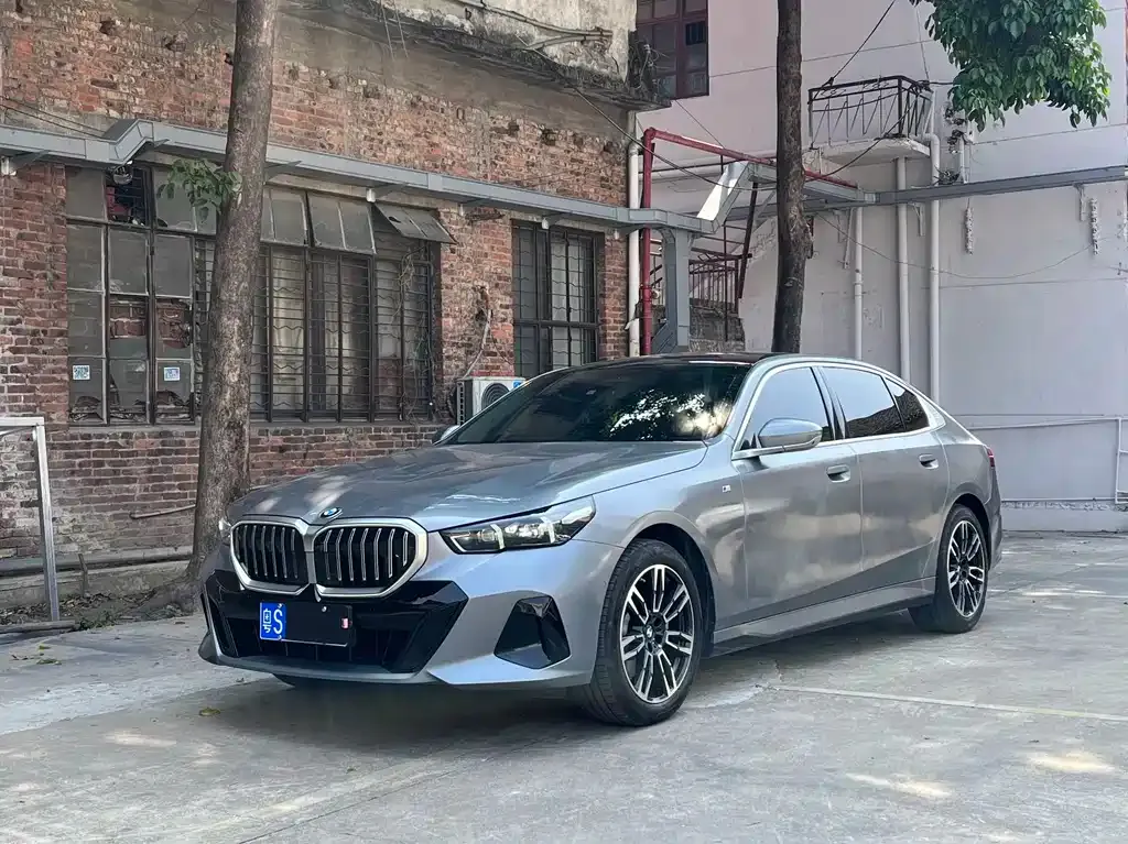 BMW 5 Series — фото 1