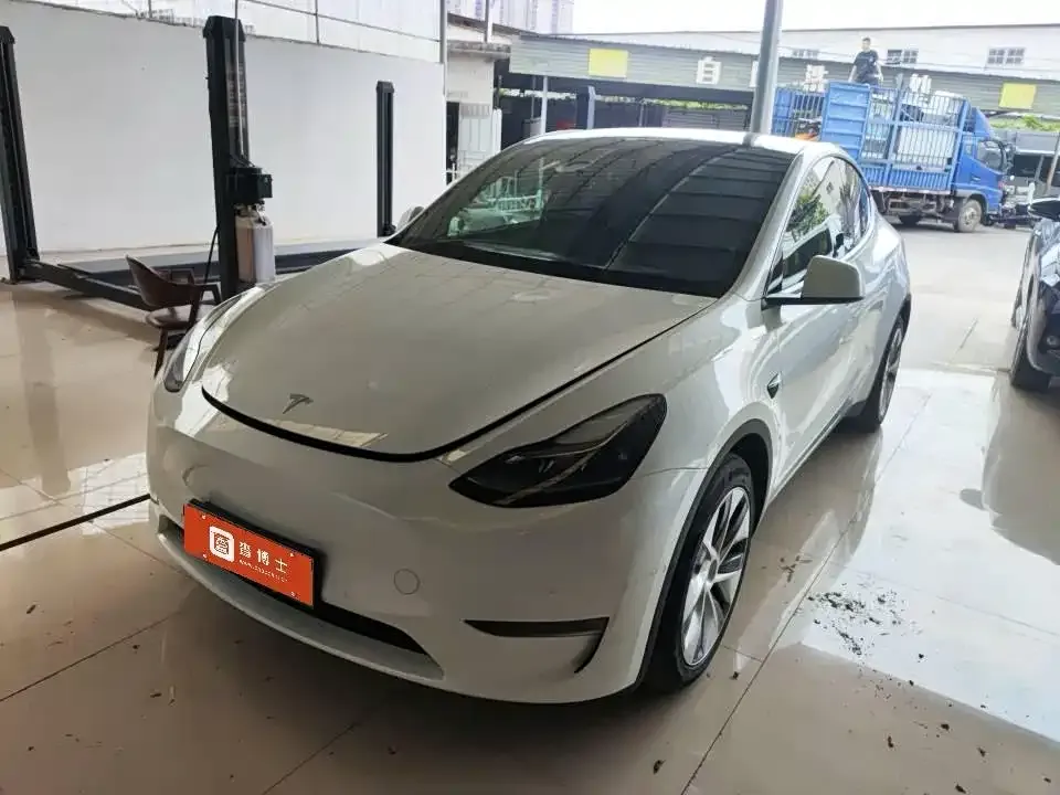 Tesla Model Y — фото 1