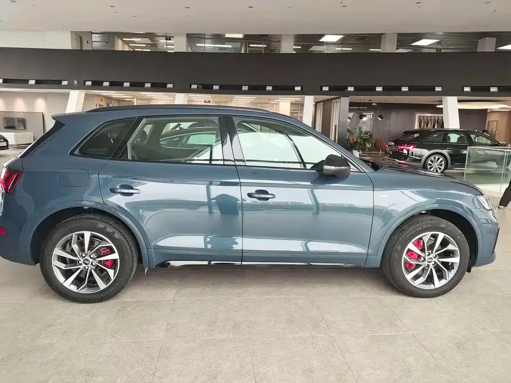 Audi Q5L — фото 10