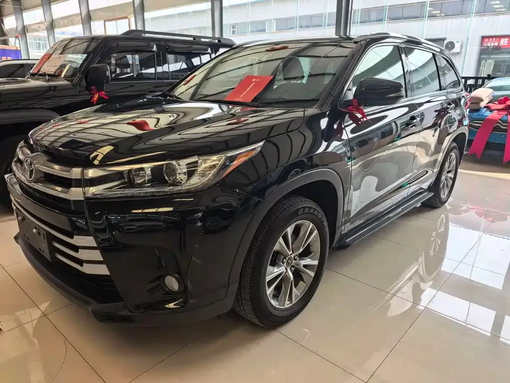 Toyota Highlander — фото 1