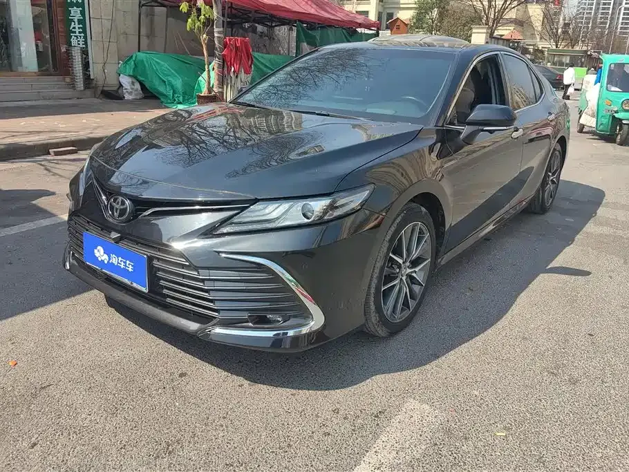 Toyota Camry — фото 1