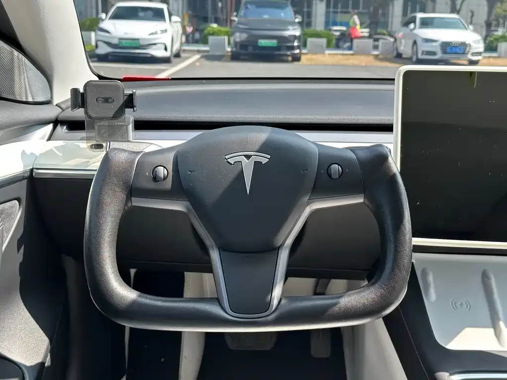Tesla Model 3 — фото 5