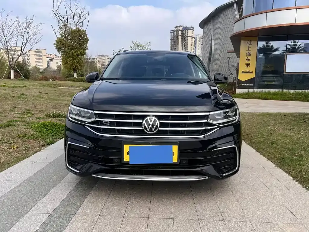Volkswagen Tiguan L — фото 1
