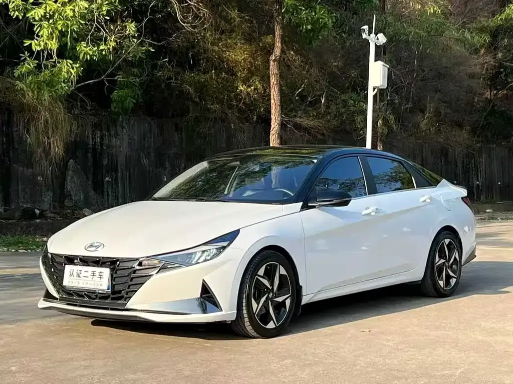 Hyundai Elantra — фото 1