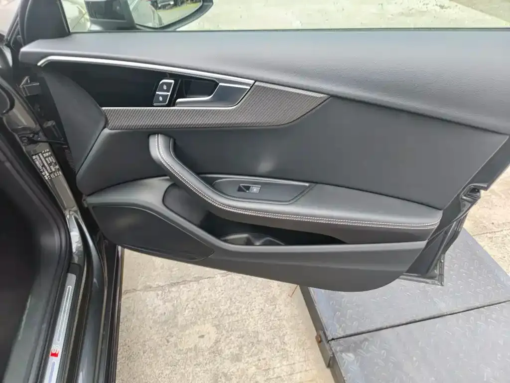 Audi A4L 2024 из CN, фото 5