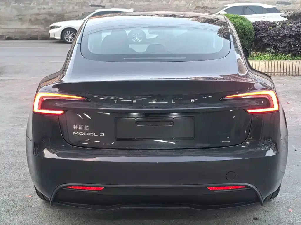 Tesla Model 3 — фото 9