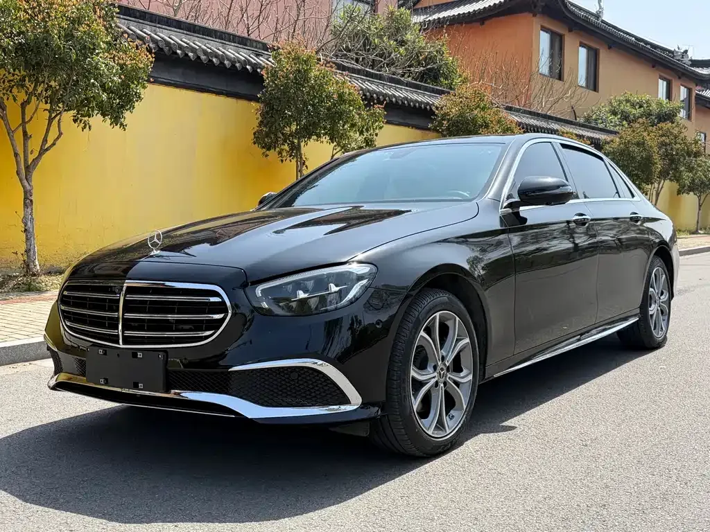 Mercedes-Benz E-Class — фото 1