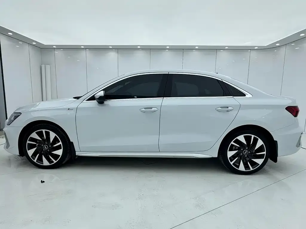 Audi A3 2023 из CN, фото 3