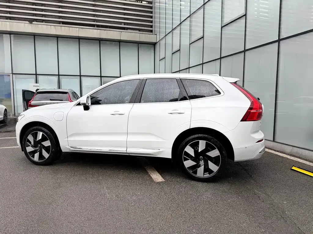 Volvo XC60 PHEV — фото 7