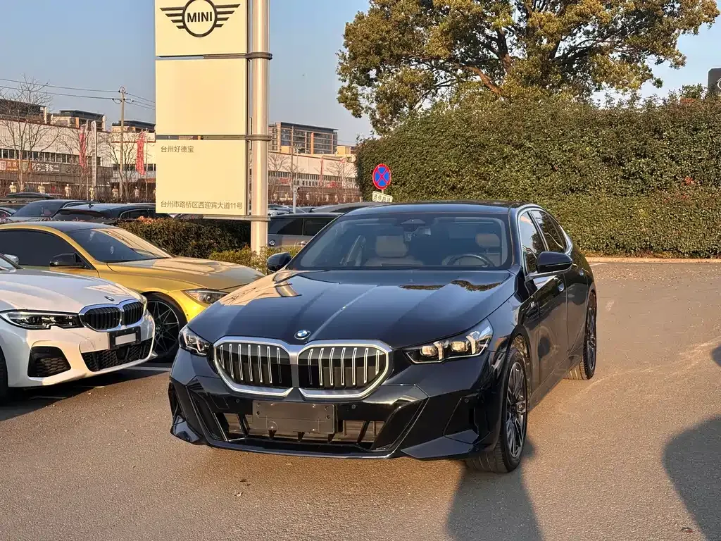 BMW 5 Series — фото 1