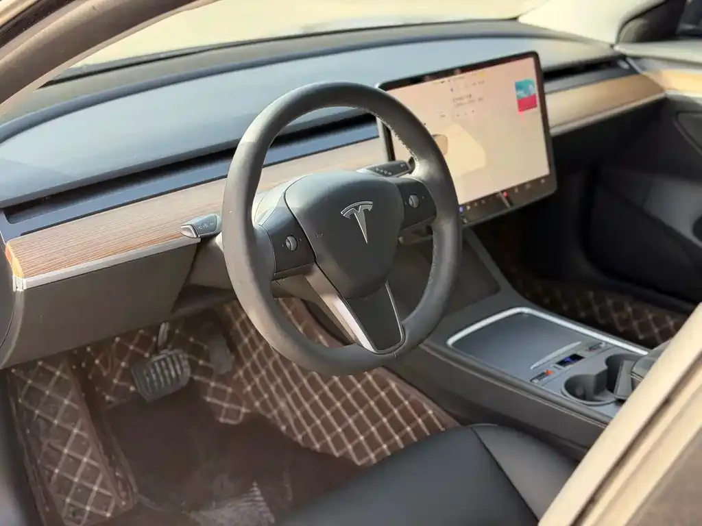 Tesla Model 3 — фото 3