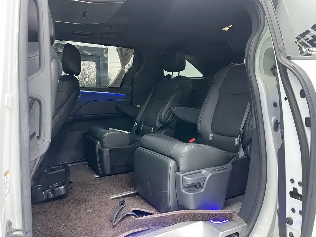 Toyota Sienna — фото 10