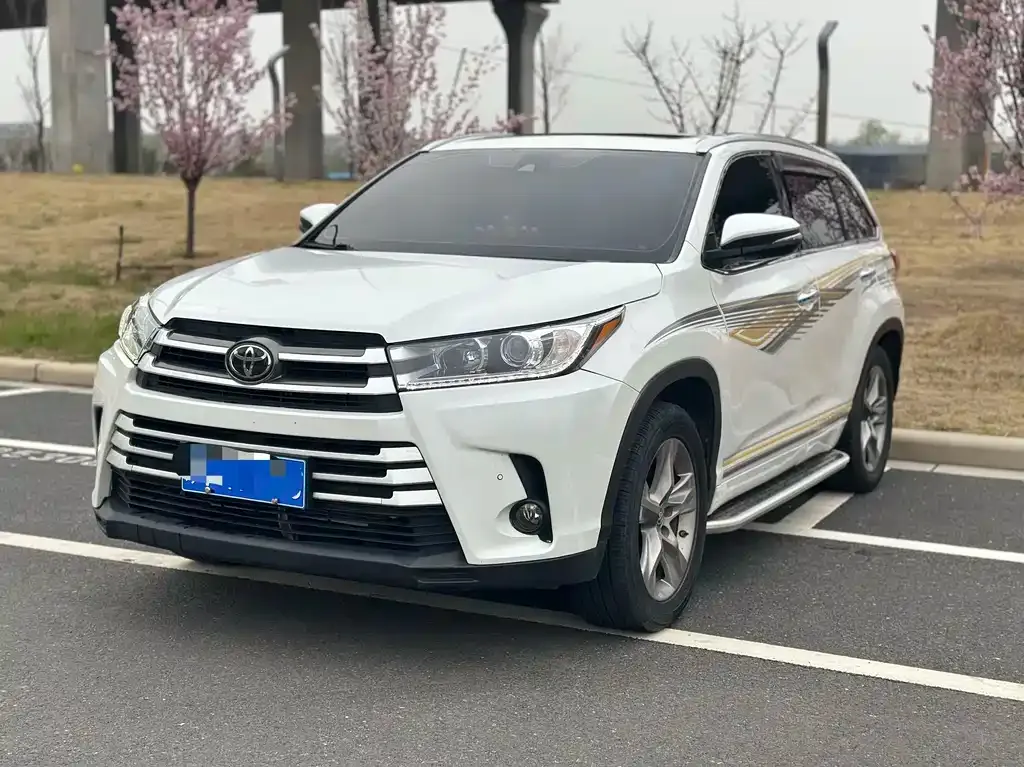 Toyota Highlander — фото 1