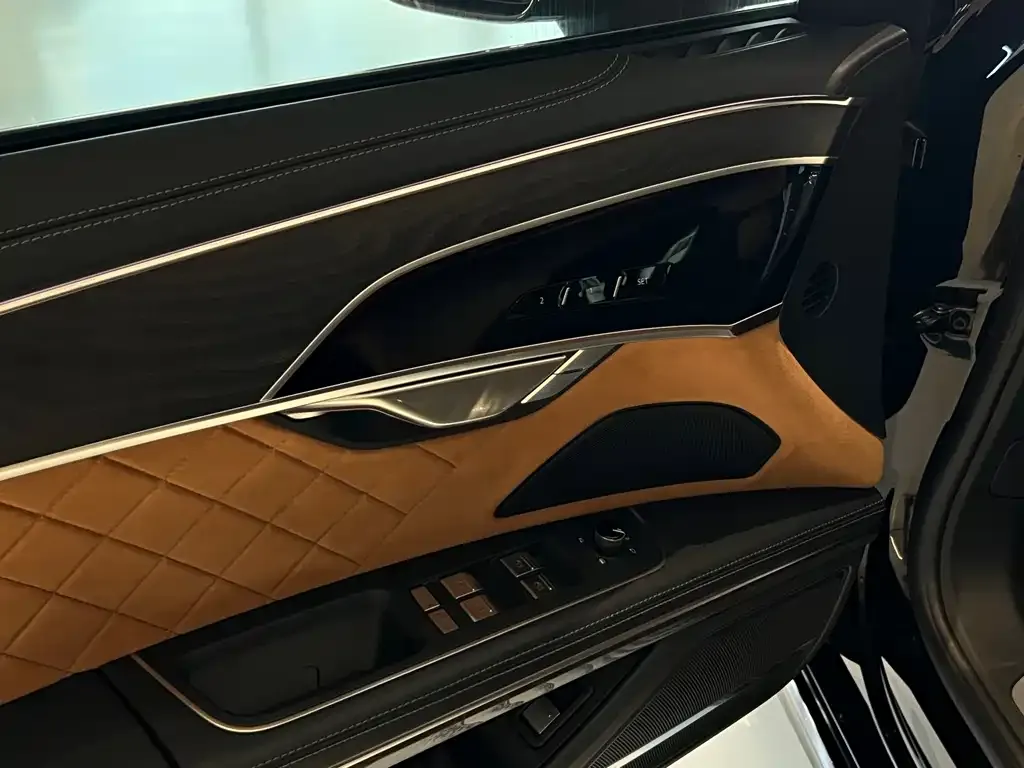 Audi A8 — фото 9