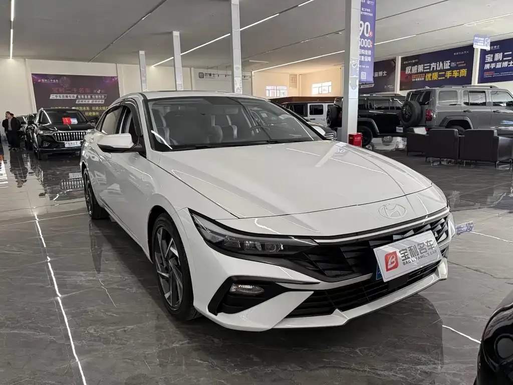 Hyundai Elantra — фото 1