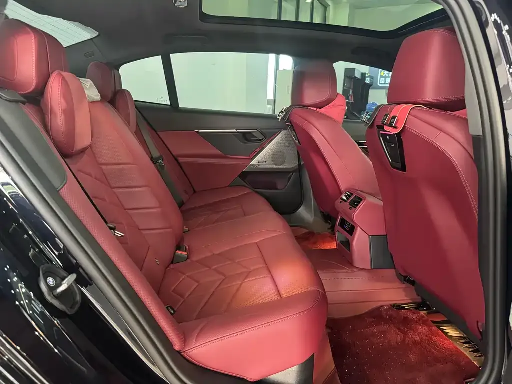 BMW 5 Series 2025 из CN, фото 10