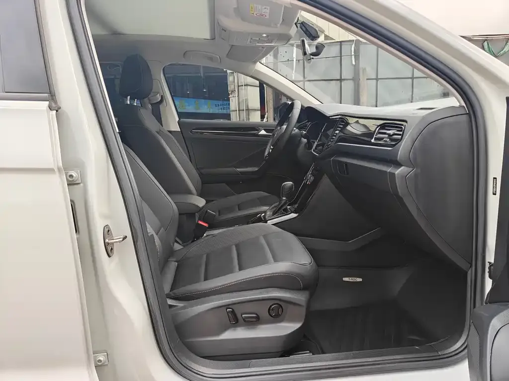 Volkswagen T-Roc 2023 из CN, фото 4