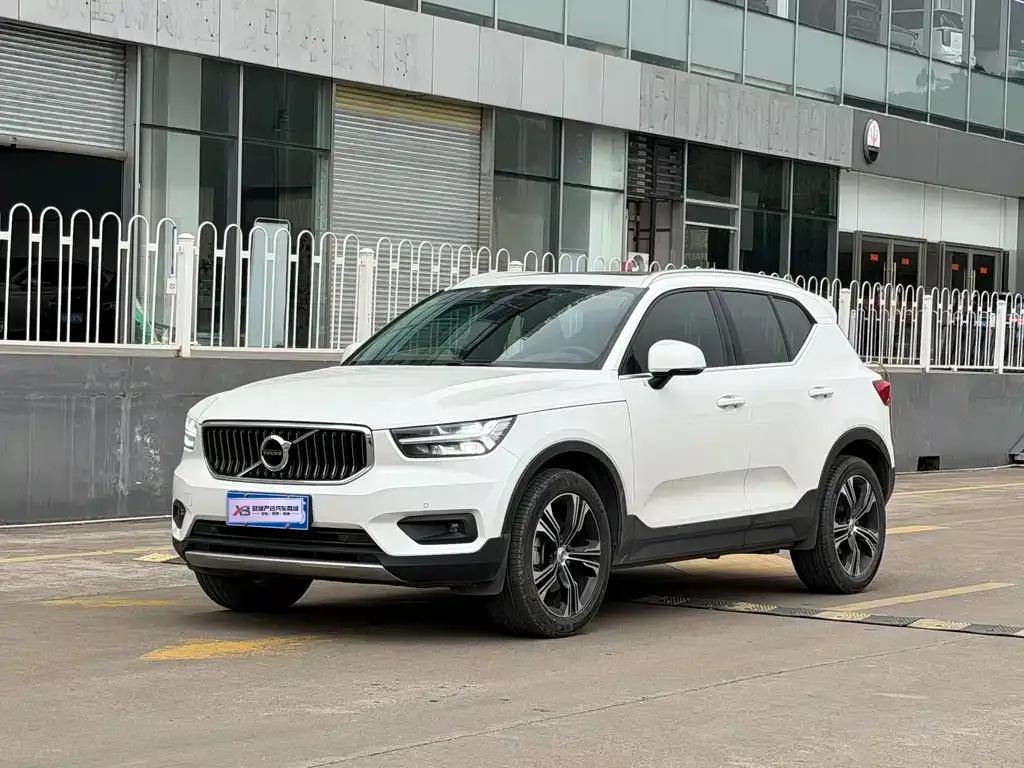 Volvo XC40 — фото 1