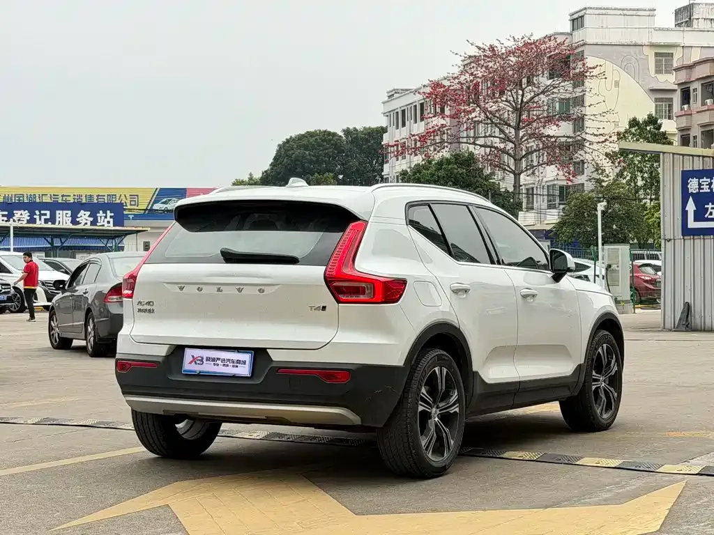 Volvo XC40 — фото 10
