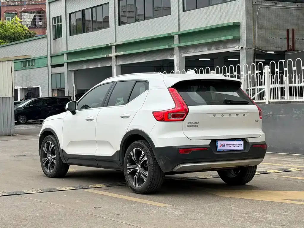 Volvo XC40 — фото 4