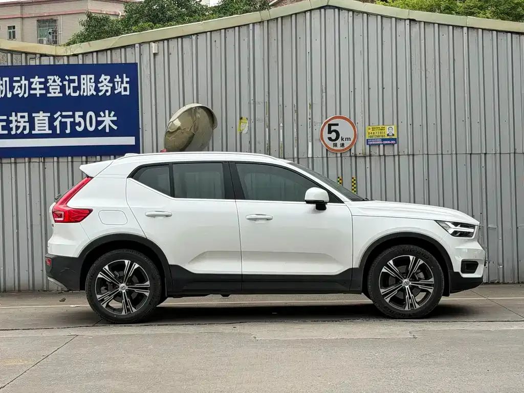 Volvo XC40 — фото 6
