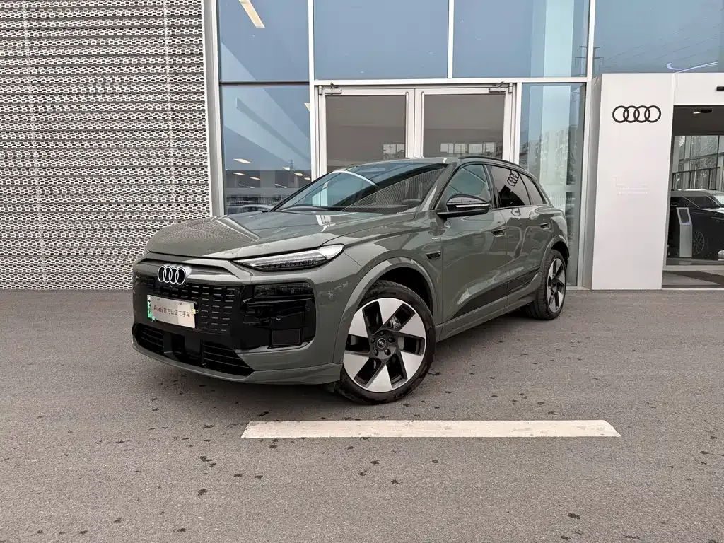 Audi Q6L e-tron — фото 1
