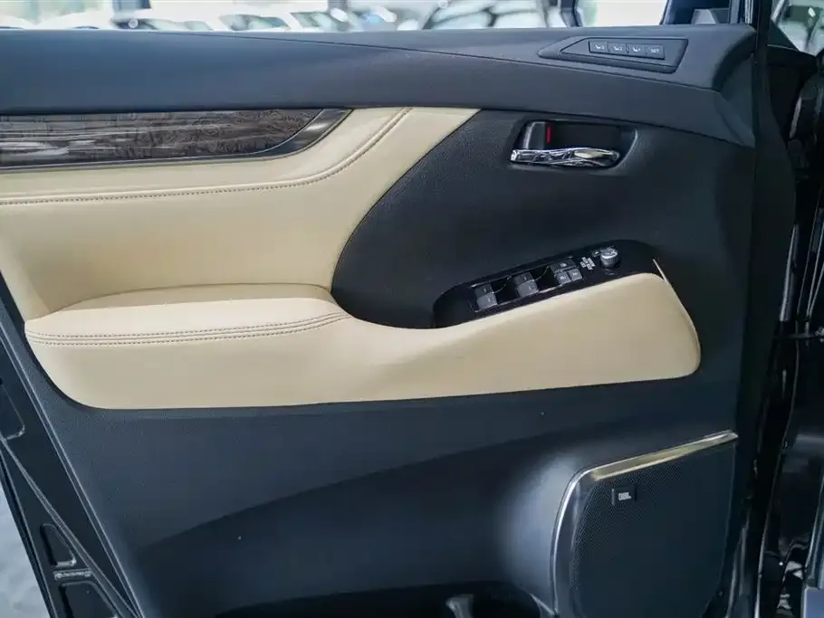 Toyota Vellfire — фото 2