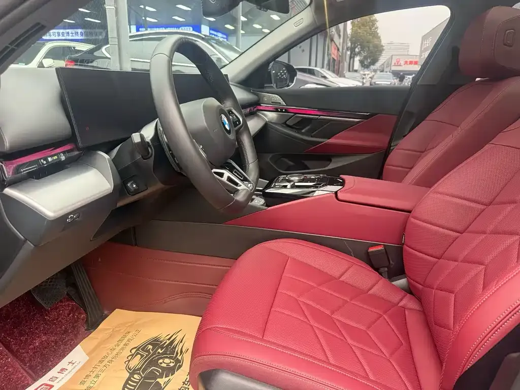 BMW 5 Series 2024 из CN, фото 3