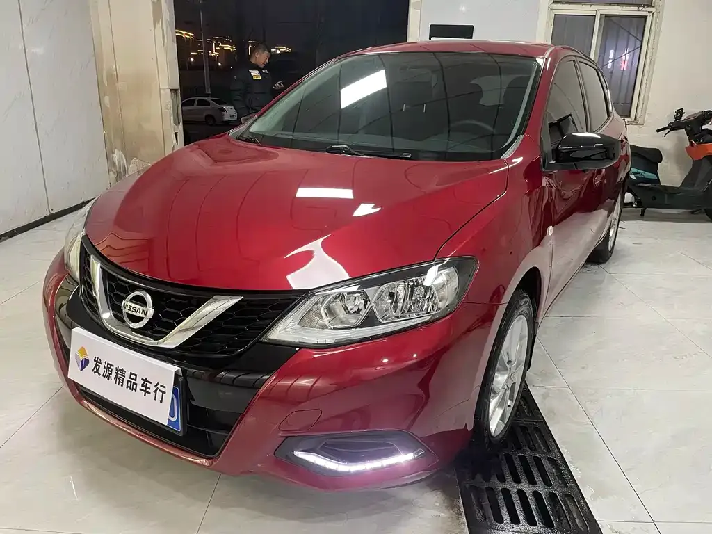 Nissan Tiida — фото 1